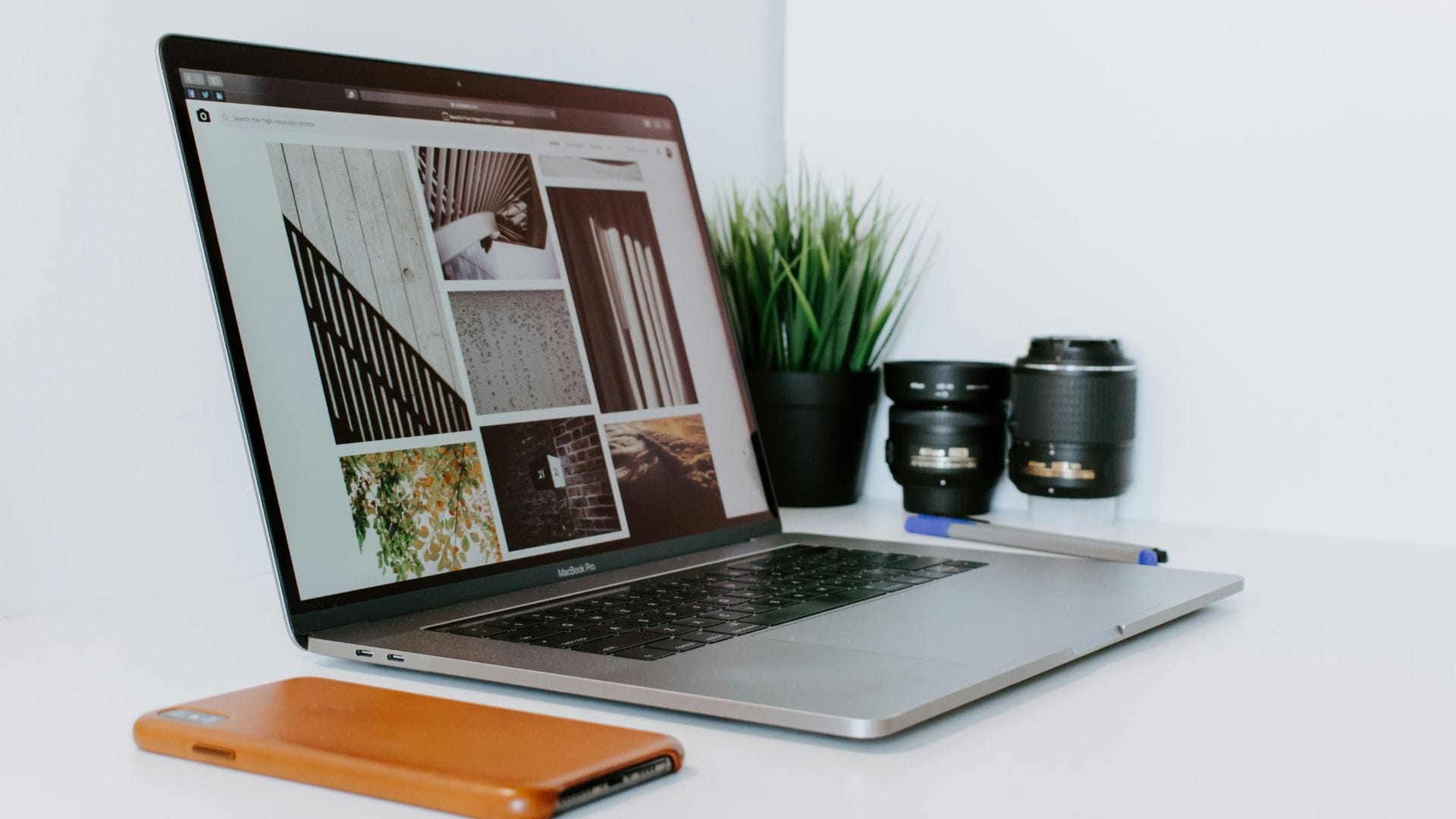 Clear desktop desk space. Photo by Aditya Chinchure.