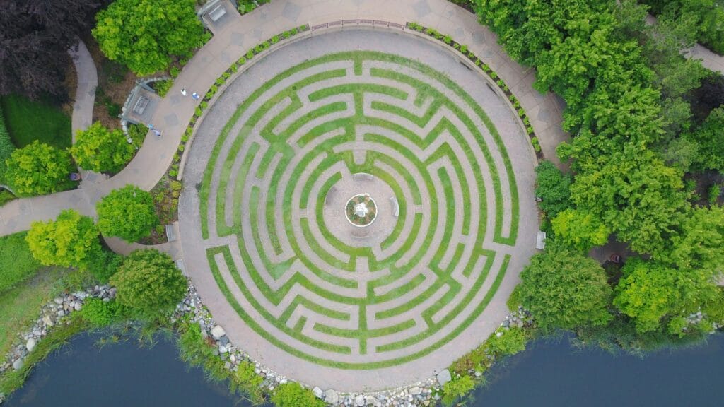 An image of a maze from above.. Photo by Bl Nyquist. 