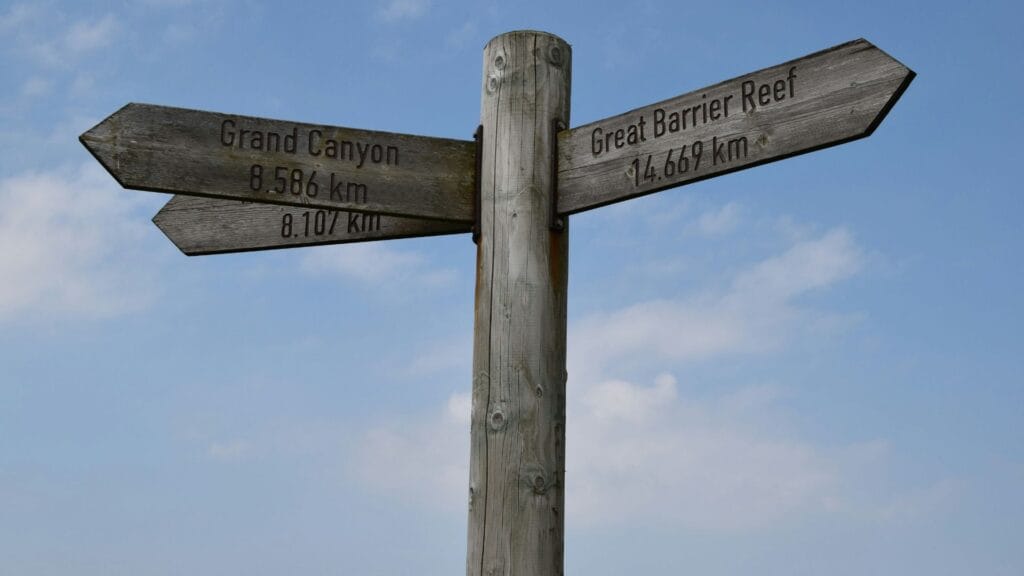 Minimal signpost against a clear sky representing strong website positioning and direction photo by Waldemar Brandt.